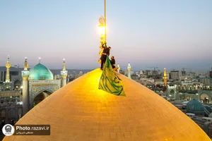 تعویض پرچم گنبد مطهر امام رضا(علیه&zwnj;السلام) به مناسبت آغاز ماه ربیع&zwnj;الاول