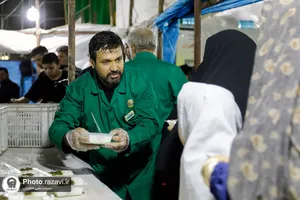 خدمت&zwnj;رسانی خدام حرم مطهر رضوی به زائران اربعین حسینی در کاظمین