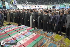 اقامه نماز رهبر انقلاب بر پیکر رئیس&zwnj;جمهور شهید و همراهان گرامی ایشان