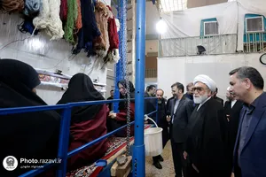 بازدید تولیت آستان قدس رضوی از روند بافت فرش&zwnj;های رواق امیرالمؤمنین علیه&zwnj;السلام
