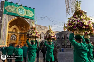 گل&zwnj;آرایی ضریح مطهر رضوی در آستانه ولادت امام رضا علیه&zwnj;السلام