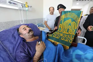 عیادت خادمان رضوی از مصدومان حادثه بندر شهید رجایی بندرعباس/ گزارش تصویری