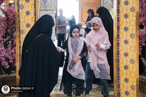 رنگ آمیزی دیوارنگاره توسط کودکان جهان اسلام یادبود شهدای مدرسه میناب