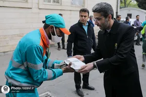 توزیع غذای متبرک حضرت بین پاکبانان شهرداری منطقه ثامن