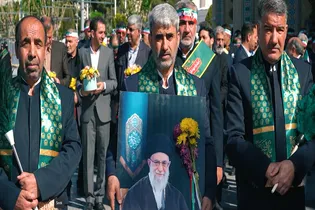 خادمان یگان صیانت، حرم امام رئوف را گلباران کردند
