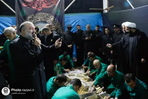 خدمت&zwnj;رسانی خدام حرم مطهر رضوی به زائران اربعین حسینی در کاظمین