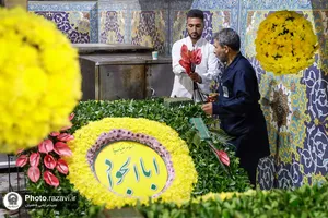 آماده&zwnj;سازی گل&zwnj;های حرم مطهر رضوی در دهه کرامت