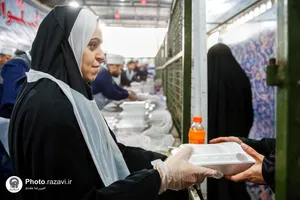 توزیع نذری در روز شهادت امام کاظم علیه&zwnj;السلام