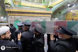 طواف پیکر شهدای خدمت دور ضریح مطهر رضوی