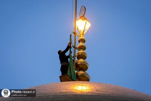  تعویض پرچم و نصب کتیبه&zwnj;های شهادت امام حسن عسکری علیه&zwnj;السلام در حرم مطهر رضوی 