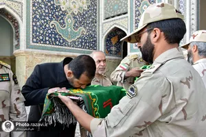 اهدا پرچم متبرک حرم امام حسین(علیه&zwnj;السلام) به حرم مطهر رضوی