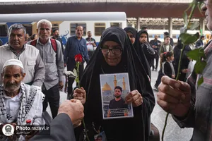 استقبال از خانواده شهدا و مجروحان لامرد در ایستگاه راه آهن مشهد
