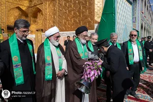 آیین تعویض پوش ضریح و پرچم گنبد منور رضوی در روز میلاد امام مهربانی&zwnj;ها