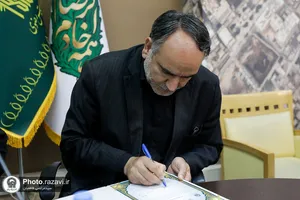 اهدای مدال قهرمانی کارینا کرمی به موزه آستان قدس رضوی