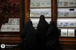 اهدا مجموعه تمبر و سکه به موزه آستان قدس رضوی
