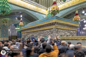 غبارروبی ضریح مطهر امام رضا علیه&zwnj;السلام 