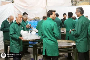 افطاری طرح ضیافت اکرام رضوی در حرم مطهر رضوی