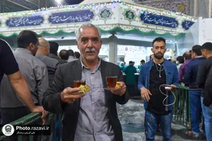 توزیع باقلوا در چایخانه حضرت