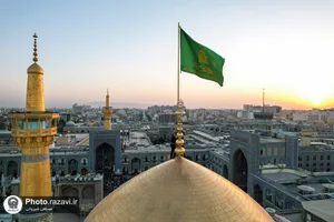 تعویض پرچم گنبد مطهر امام رضا(علیه&zwnj;السلام) به مناسبت آغاز ماه ربیع&zwnj;الاول