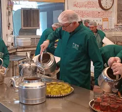 پذیرایی خادم‌یاران شاهین‌شهر و میمه از زائران رضوی در چایخانه حرم