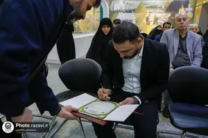 اهدای نشان طلای علمی رضا شریفیان به موزه آستان قدس رضوی