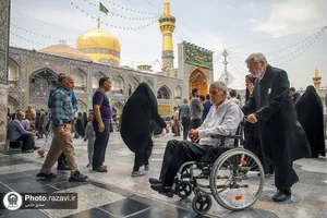 تشرف جمعی از جانبازان ۷۰ درصد آسایشگاه امام خمینی(ره) مشهد به حرم مطهر رضوی
