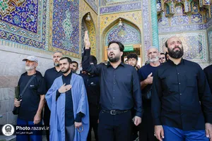 تشرف زائران قزاقستانی به حرم مطهر رضوی