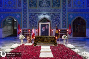 حضور مردم عزادار بر مزار مطهر رهبر شهید انقلاب اسلامی-4
