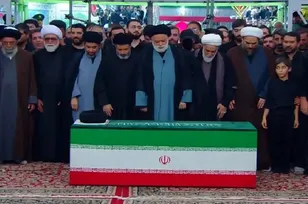 الصلاة الأخيرة على جثمان قائد الثورة الاسلامیة الشهيد في الحرم الرضوي الشريف