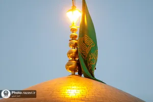 تعویض پرچم گنبد مطهر امام رضا(علیه&zwnj;السلام) به مناسبت آغاز ماه ربیع&zwnj;الاول