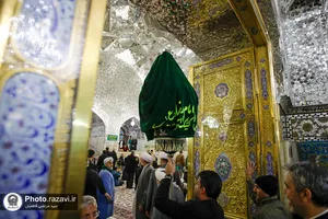 تعویض گل&zwnj;های ضریح مطهر به مناسبت ولادت جوادالائمه علیه السلام