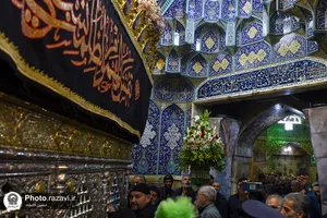 آیین جاروکشی حرم حضرت معصومه(س) توسط خدام حرم مطهر رضوی