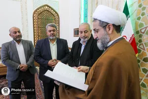 اهدا مصحف شریف منسوب به علی بن هلال به حرم مطهر رضوی