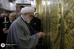 غبارروبی ضریح مطهر امام رضا علیه&zwnj;السلام