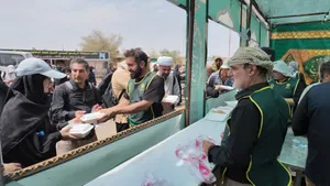 ادامه خدمت&zwnj;رسانی خادمیاران رضوی در موکب امام رضا(ع) در مرز خسروی/ عکس