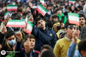 گردهمایی نوجوانان مشهدی به یاد شهدای دانش&zwnj;آموز حرم شاهچراغ
