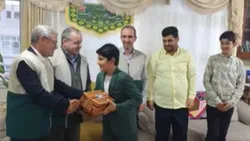 تجلیل خادم‌یاران رضوی از خانواده پرافتخار قرآنی در پارس‌آباد