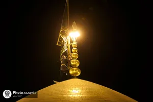 تعویض پرچم گنبد مطهر رضوی به مناسبت شهادت شهدای حادثه تروریستی کرمان