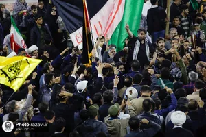 تعویض پرچم گنبد منور رضوی به مناسبت عزای عمومی در کشور
