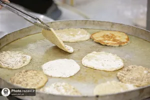 بازدید مدیر عامل بنیاد کرامت رضوی از فرآیند پخت نان برای سیل زدگان مشهدی