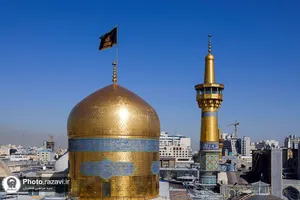 تعویض پرچم گنبد منور رضوی به مناسبت شهادت امام صادق علیه السلام
