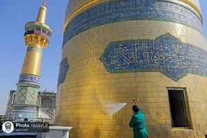 شستشوی گنبد مطهر رضوی در آستانه شهادت حضرت رضا(علیه&zwnj;السلام)