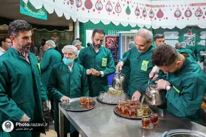 تشرف و خدمت چهره های فوتبالی در حرم مطهر رضوی