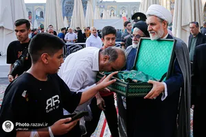 آیین تعویض پرچم حرم امام رضا علیه&zwnj;السلام در آستانه ماه ربیع&zwnj;الاول