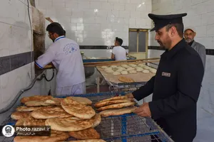توزیع نان صلواتی به مناسبت شهادت امام حسن عسکری در مشهد