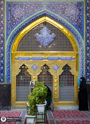 عکس با کیفیت : پنجره زیارت در صحن گوهرشاد حرم مطهر رضوی