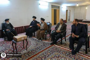 اهداء مصحف مشهد رضوی به آیت الله مرتضوی