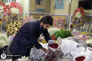 گل&zwnj;آرایی حرم مطهر رضوی به مناسبت عید غدیر