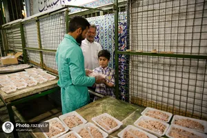توزیع غذای متبرک به مناسبت شهادت امام صادق(علیه&zwnj;السلام)