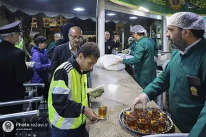 بسته بندی و توزیع افطار سبک در چایخانه حضرت رضا علیه&zwnj;السلام